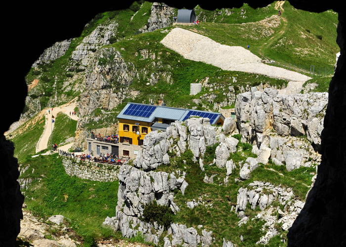 il rifugio gen.A.Papa dalla Strada delle 52 gallerie al Pasubio il rifugio gen.A.Papa dalla Strada delle 52 gallerie al Pasubio