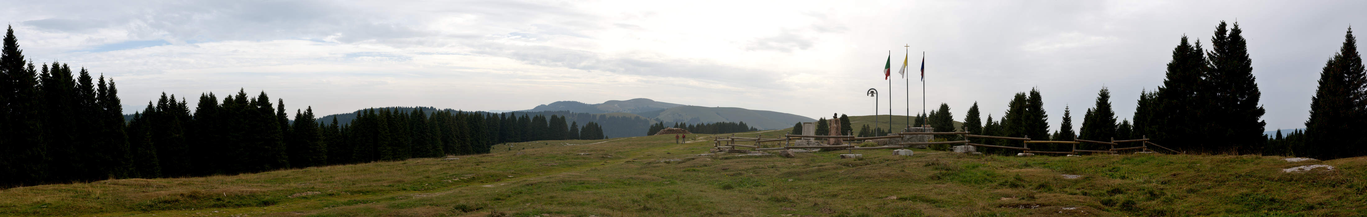 panoramica monumento a Papa Giovanni Paolo II a LOngara di Gallio, Altopiano Asiago Sette Comuni