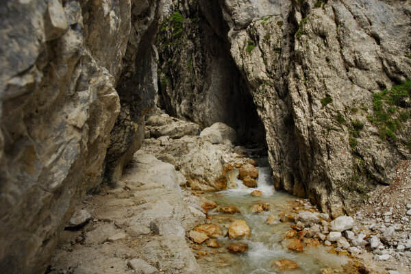 Dolomiti Antelao Val d'Oten Praciadelan Capanna Alpini Cascata Pile