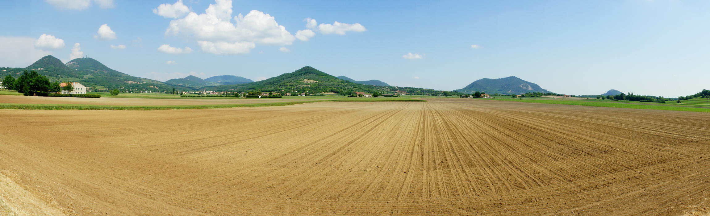 Colli Euganei dai pressi di Ca'Barbaro a Baone, lungo il canale Bisatto con il monte Cero, il Venda, monte Cecilia e il monte Ricco di Monselice