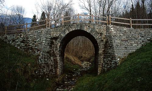 Lamon, ponte 'romano' sul rio Stalena lungo la via Claudia Augusta Altinate