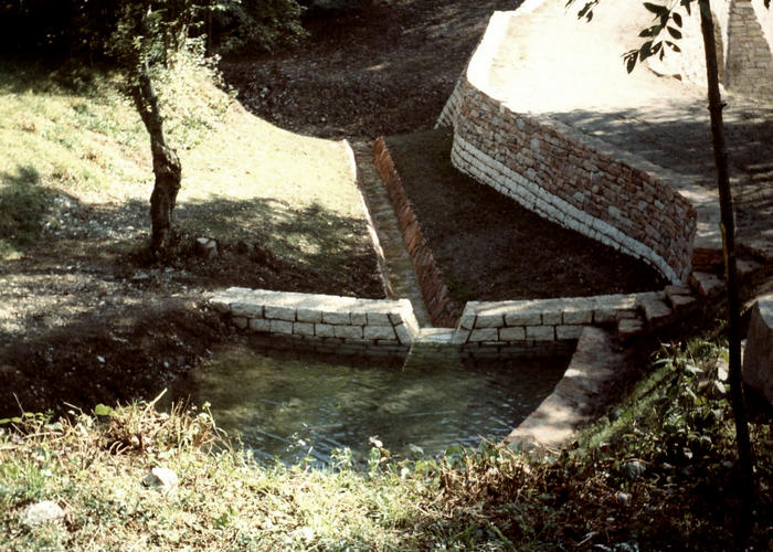 ponte 'romano' sul rio Stalena lungo la via Claudia Augusta Altinate a Lamon - restauro 1992