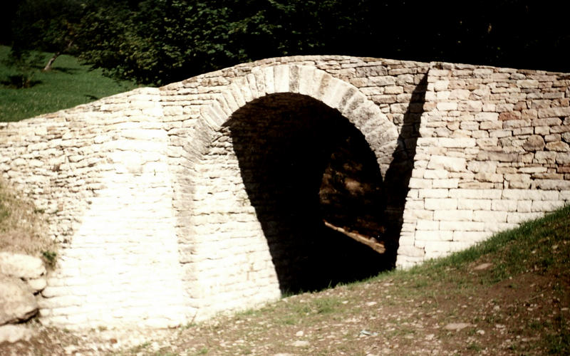 ponte 'romano' sul rio Stalena lungo la via Claudia Augusta Altinate a Lamon - restauro 1992