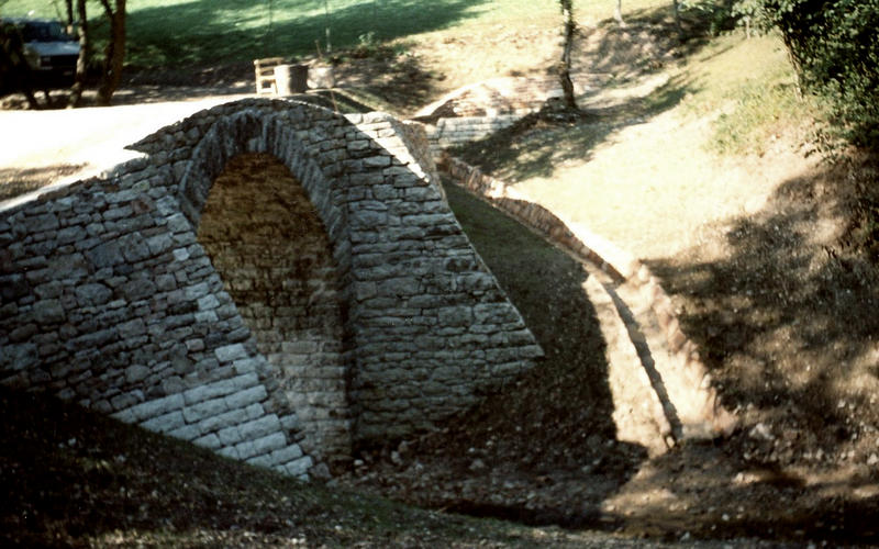 ponte 'romano' sul rio Stalena lungo la via Claudia Augusta Altinate a Lamon - restauro 1992