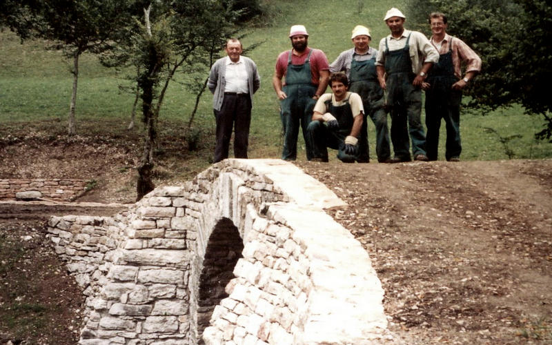 ponte 'romano' sul rio Stalena lungo la via Claudia Augusta Altinate a Lamon - restauro 1992