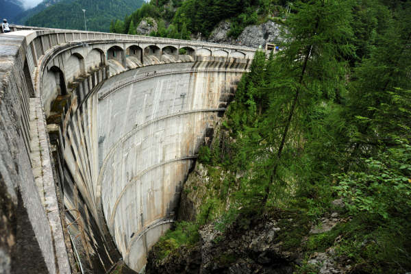 diga idroelettrica sulla forra del torrente Lumiei e lago di Sauris