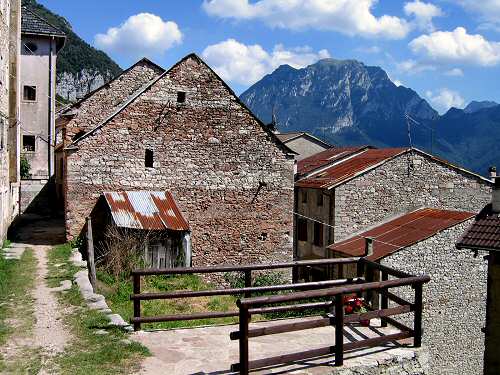 Casso nella valle di Vajont - Erto e Casso e la diga di Vajont