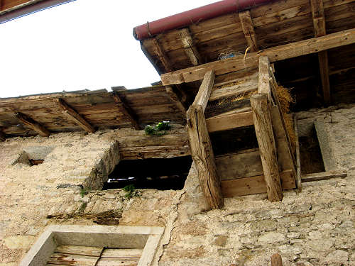 l'antico paese di Casso nella valle del Vajont - Erto e Casso