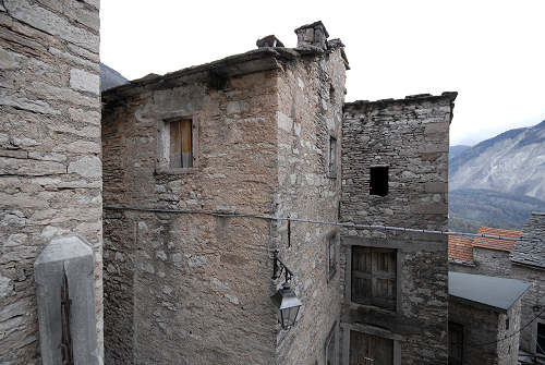 l'antico paese di Casso nella valle del Vajont - Erto e Casso