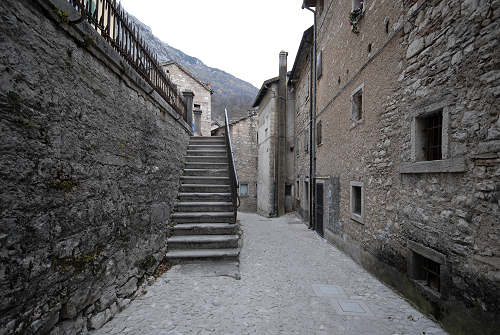 l'antico paese di Casso nella valle del Vajont - Erto e Casso