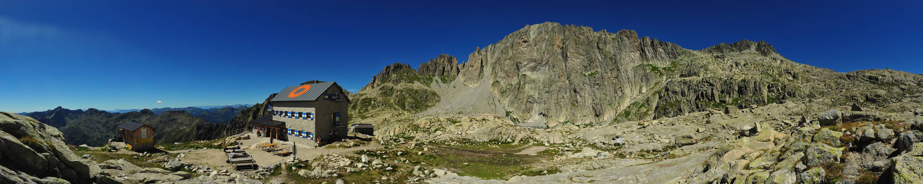 il rifugio O.Brentari e la Cima d'Asta