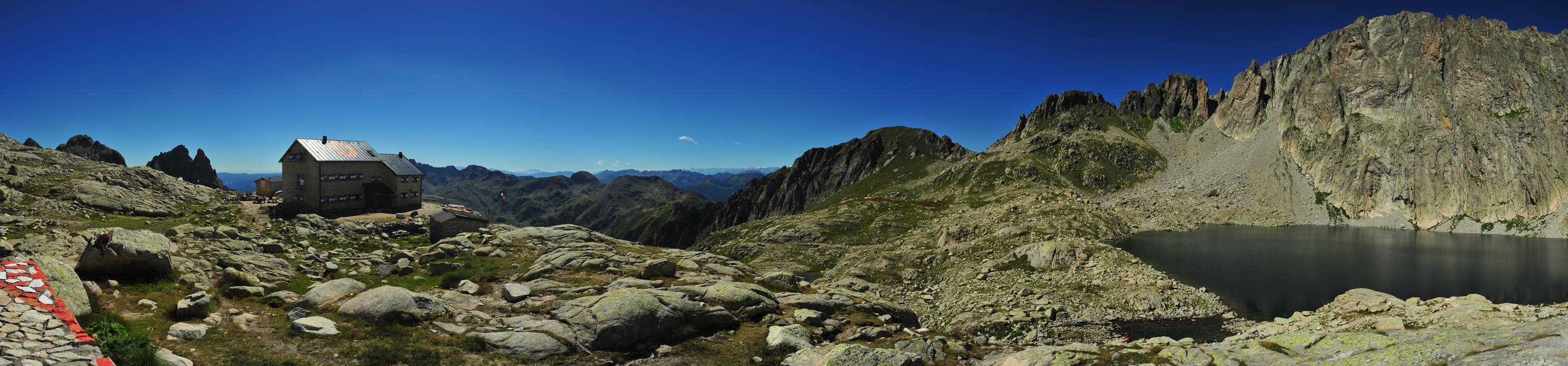 rifugio O.Brentari con il laghetto e Cima d'Asta