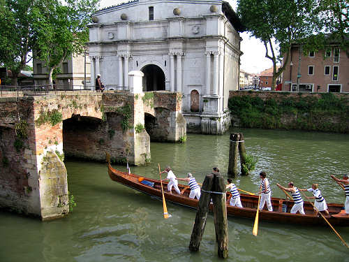 voga alla Veneta sul Piovego a Padova