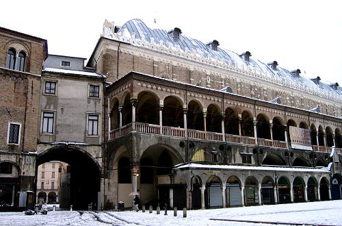 Padova, il palazzo della Ragione, il Salone, le piazze Erbe Frutta