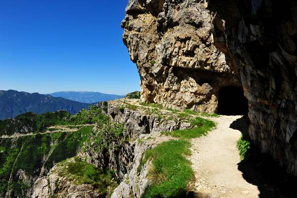 Strada delle 52 gallerie al monte Pasubio, da passo Xomo bocchetta Campiglia al rifugio gen. A.Papa