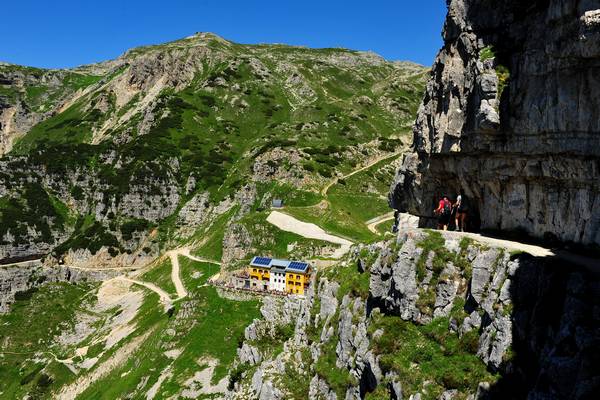 Strada delle 52 gallerie al monte Pasubio, da passo Xomo bocchetta Campiglia al rifugio gen. A.Papa