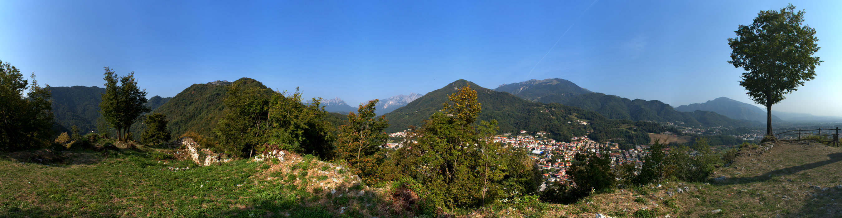 ruderi del castello di Pievebelvicino a Torrebelvicino, Val Leogra, Alto Vicentino