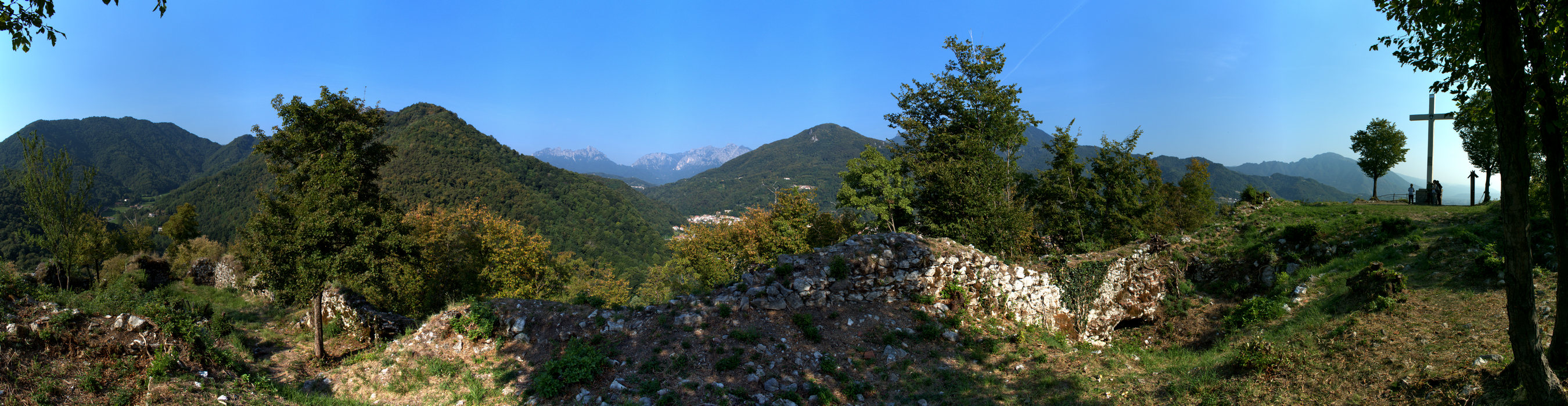 ruderi del castello di Pievebelvicino a Torrebelvicino, Val Leogra, Alto Vicentino