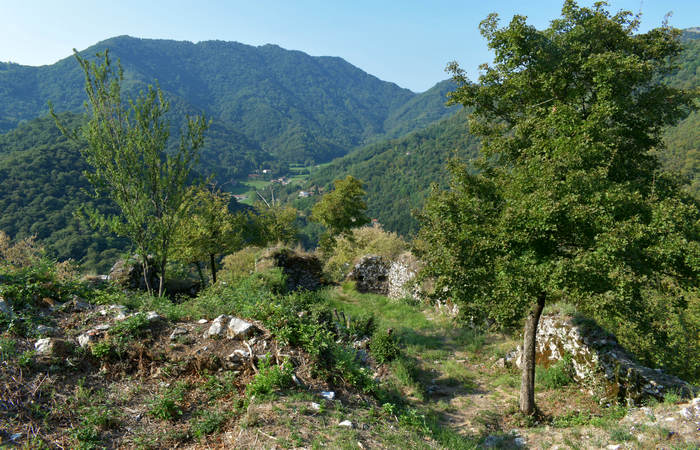Sentiero dell'Antica Pieve al Castello di Pievebelvicino a Torrebelvicino, Val Leogra Pasubio