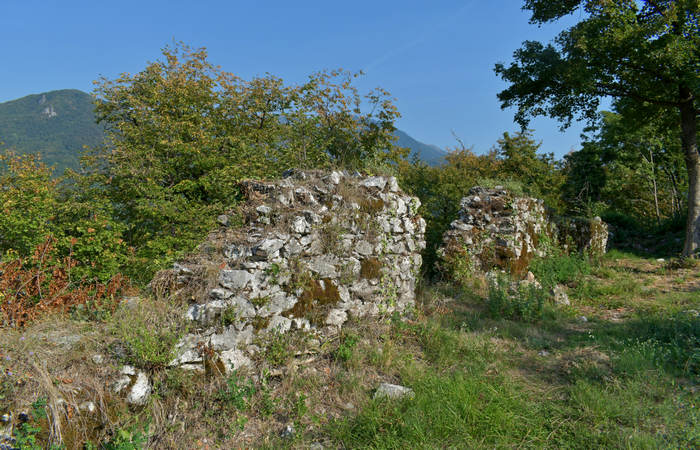 Sentiero dell'Antica Pieve al Castello di Pievebelvicino a Torrebelvicino, Val Leogra Pasubio