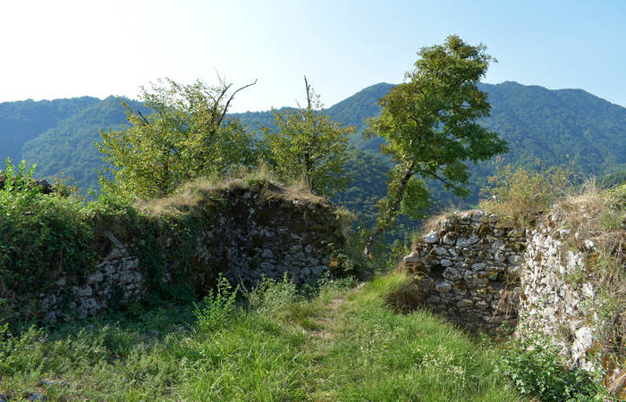 Sentiero dell'Antica Pieve al Castello di Pievebelvicino a Torrebelvicino, Val Leogra Pasubio