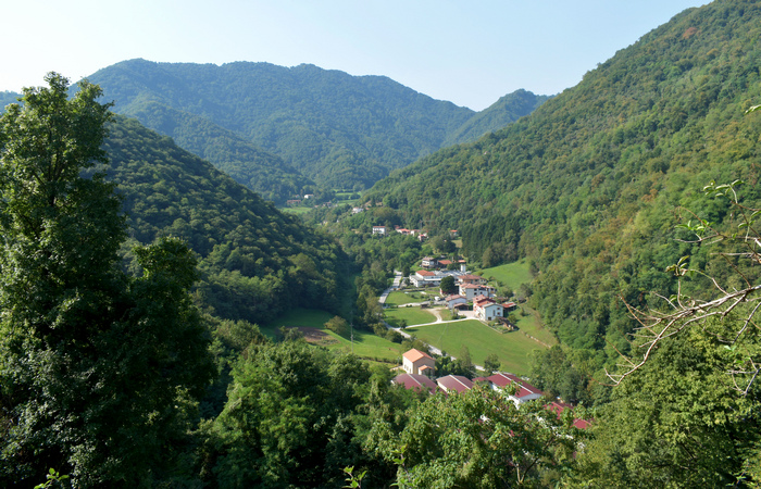 Sentiero dell'Antica Pieve al Castello di Pievebelvicino a Torrebelvicino, Val Leogra Pasubio