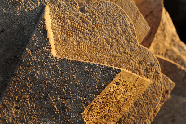 Scogliera Viva, sculture nella massicciata lungomare di Caorle