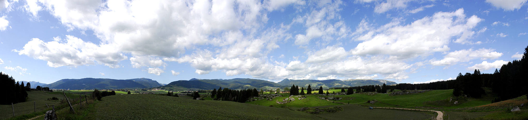 Altopiano di Asiago Sette Comuni, conca di Asiago da Le Ave