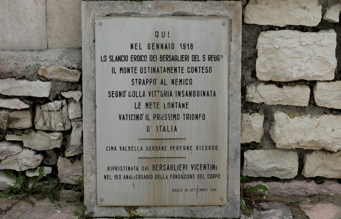 lapidi al monte Valbella di Gallio, a ricordo della Battaglia dei Tre Monti