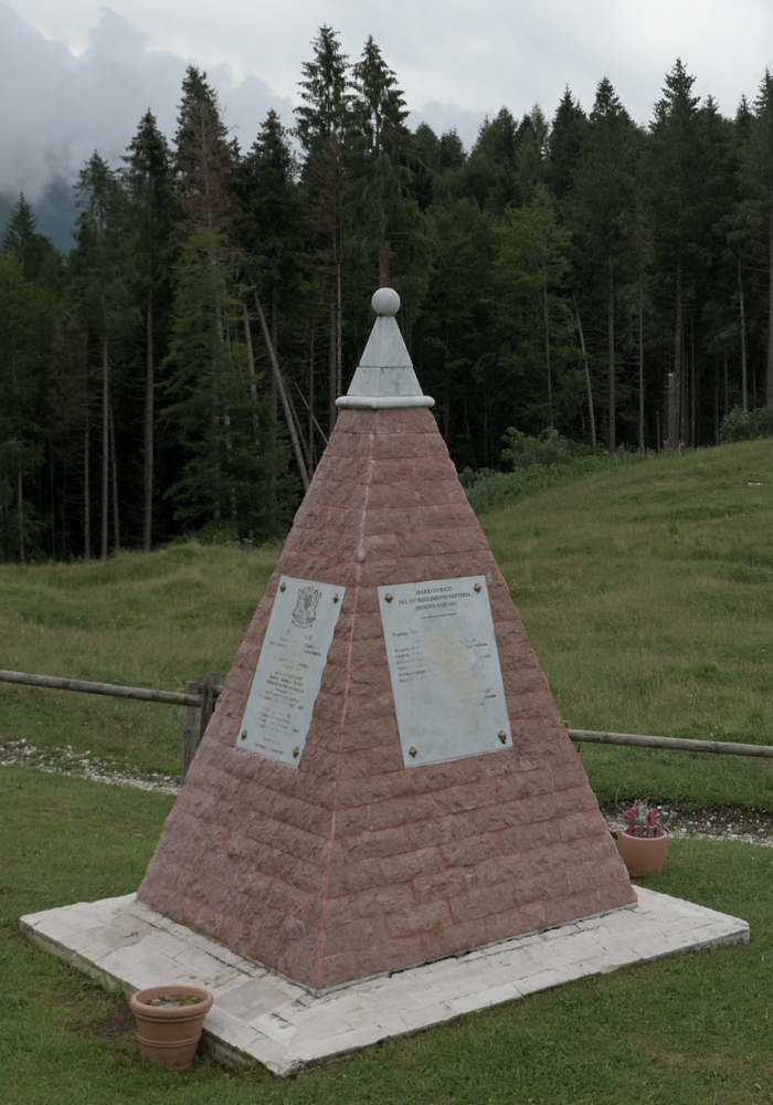 lapidi al monte Valbella di Gallio, a ricordo della Battaglia dei Tre Monti