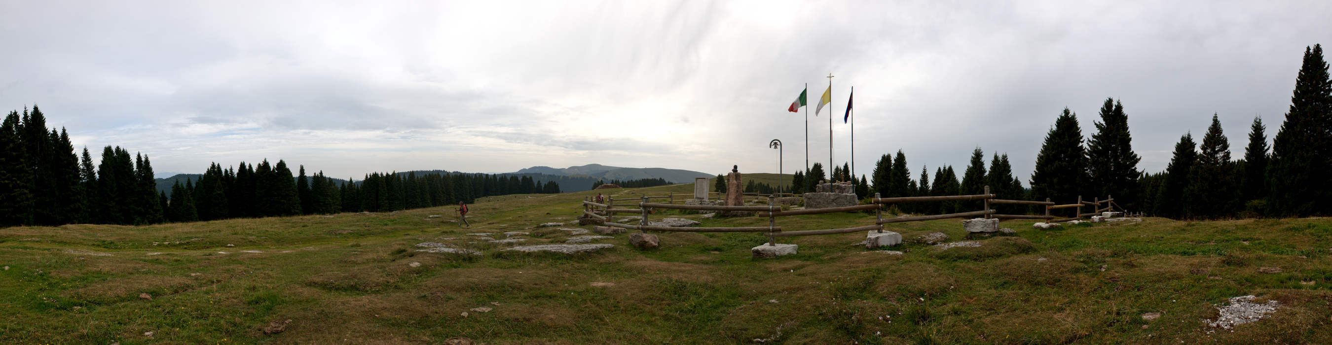 panoramica monumento a Papa Giovanni Paolo II a LOngara di Gallio, Altopiano Asiago Sette Comuni