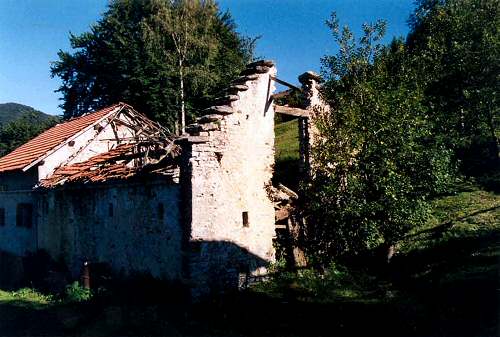 case con frontone a gradoni nel bellunese