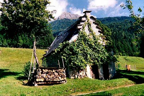 case con frontone a gradoni nel bellunese