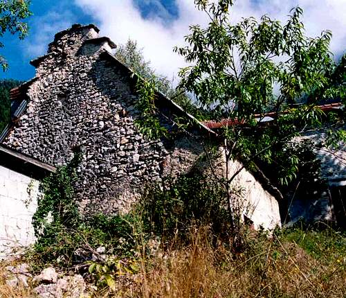 case con frontone a gradoni nel bellunese