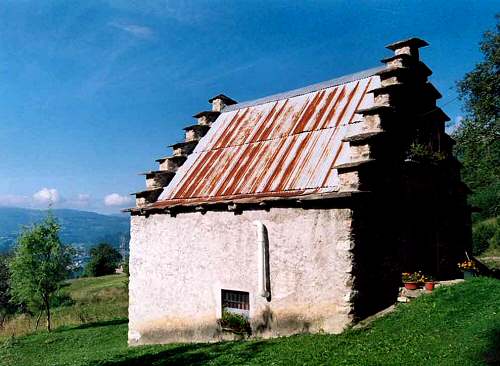 case con frontone a gradoni nel bellunese