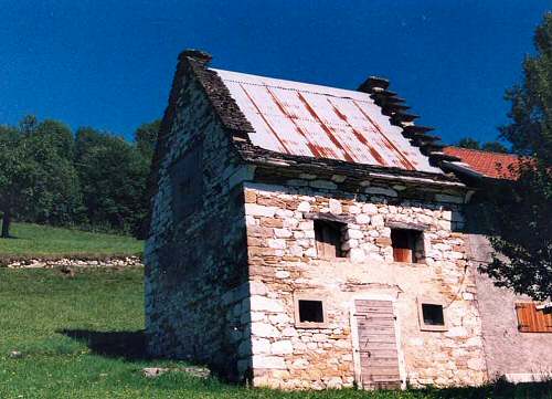 case con frontone a gradoni nel bellunese