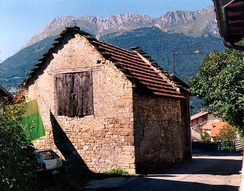 case con frontone a gradoni nel bellunese