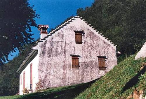 case con frontone a gradoni nel bellunese