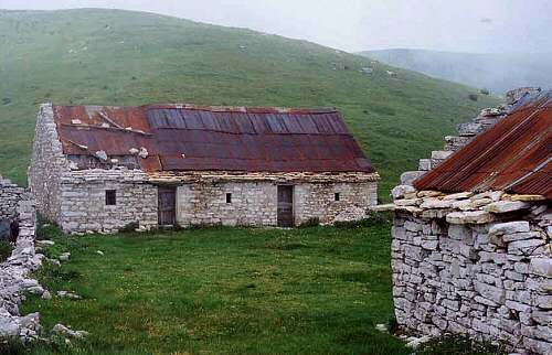 case con frontone a gradoni nel bellunese