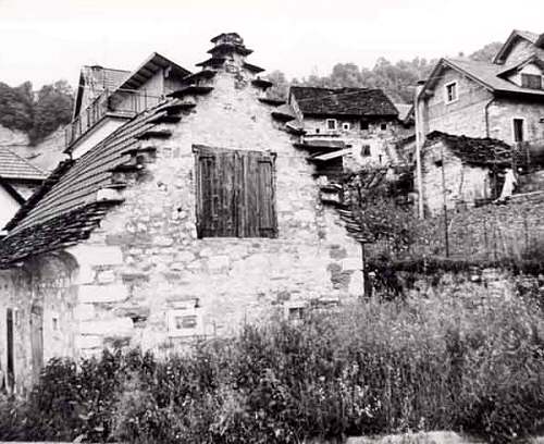 case con frontone a gradoni nel bellunese