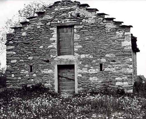 case con frontone a gradoni nel bellunese