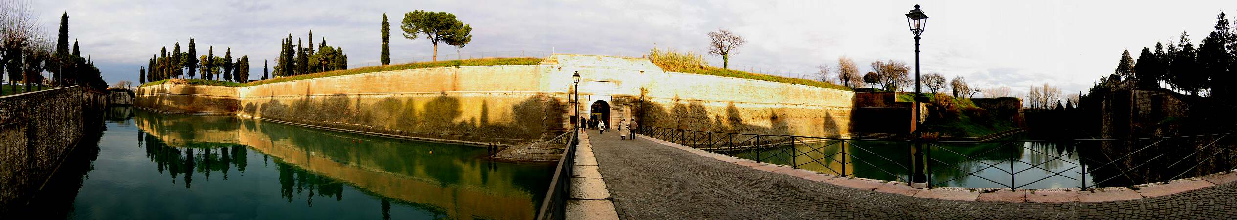 Lago di Garda a Peschiera del Garda - bastioni e mura veneziane