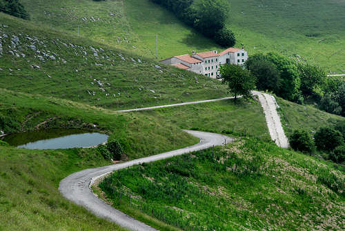 Caluga di Valrovina, Monte Caina a Rubbio