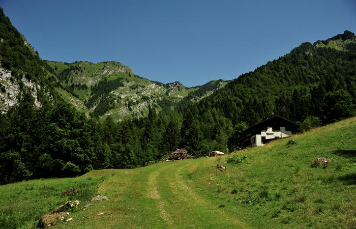Rifugio Furio Bianchet al Pian dei Gat in Val Vescovà nel versante nord del monte Schiara, Parco Nazionale Dolomiti Bellunesi