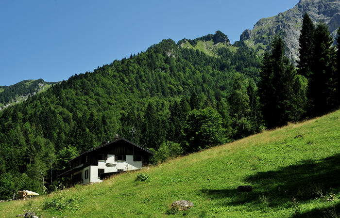 Rifugio Furio Bianchet al Pian dei Gat in Val Vescovà nel versante nord del monte Schiara, Parco Nazionale Dolomiti Bellunesi