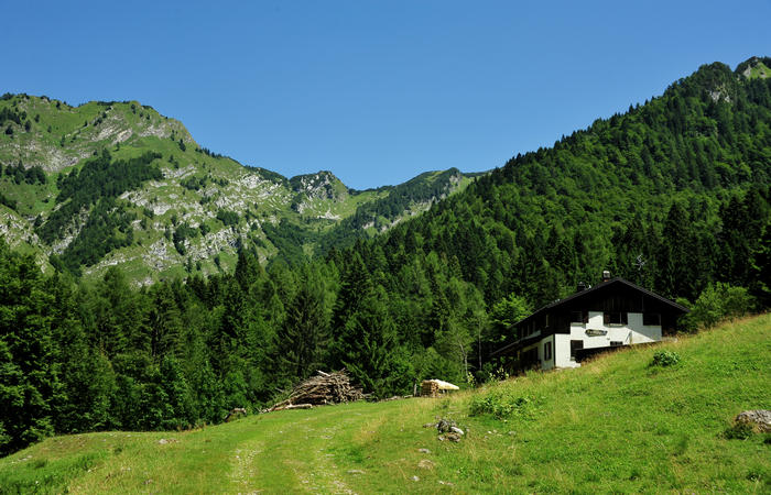 Rifugio Furio Bianchet al Pian dei Gat in Val Vescovà nel versante nord del monte Schiara, Parco Nazionale Dolomiti Bellunesi