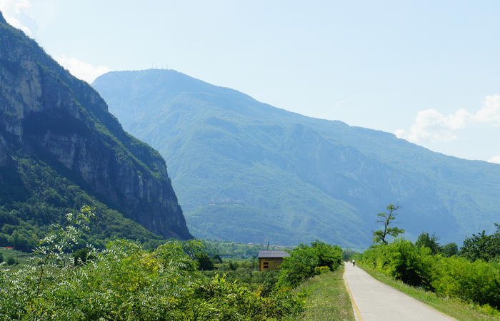 Ciclopista del Sole in Val d'Adige, tra Trento e Ala-Avio