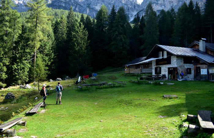 Val di Zoldo - sentiero salita al rifugio Casera Bosconero dal lago di Pontesei