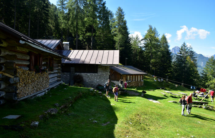 Val di Zoldo - sentiero salita al rifugio Casera Bosconero dal lago di Pontesei