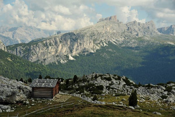 giro dei SetSass con salita a Cima SetSas, passo Valparola rifugio Pralongia